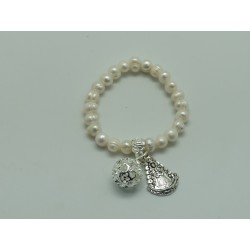 Pulsera de perlas con llamador
