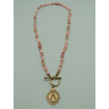 Gargantilla rosa con medalla