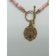 Gargantilla rosa con medalla
